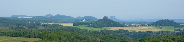 Skalne grzyby - najbliżej Zirkelstein, po prawej z tyłu Lilienstein, po lewej Gohrish i Papstein.